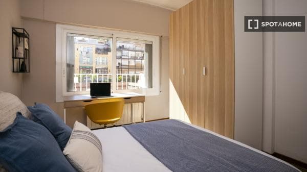 Habitación en piso compartido en barcelona. thumbnail 1