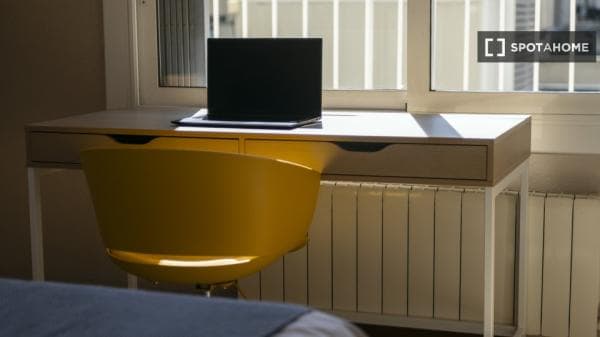 Habitación en piso compartido en barcelona. thumbnail 2