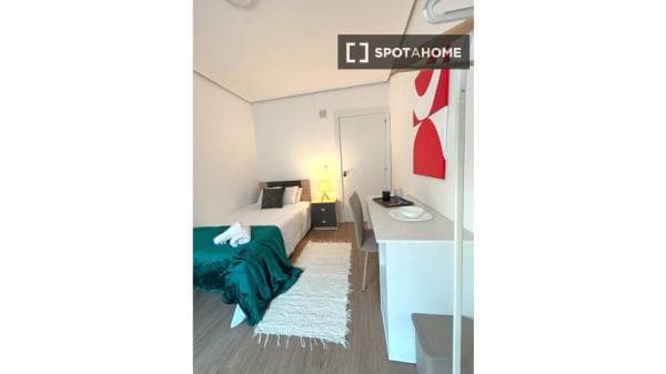 Habitación compartida de 7 habitaciones en alquiler en Leganés, Madrid thumbnail 1