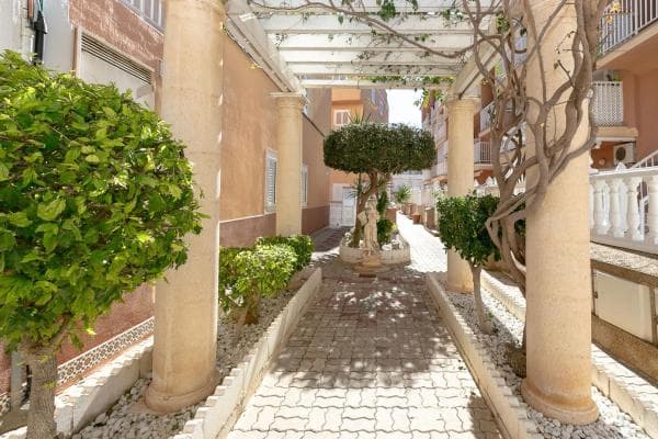 Venta de piso en Barrio Gaspar Perrelló, Torrevieja
thumbnail 1