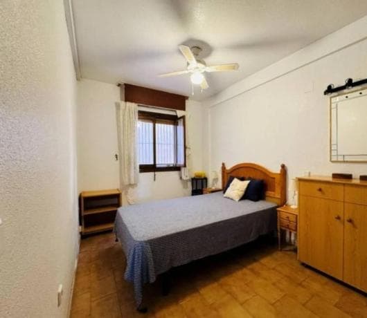 Venta de piso en Barrio Gaspar Perrelló, Torrevieja
thumbnail 1