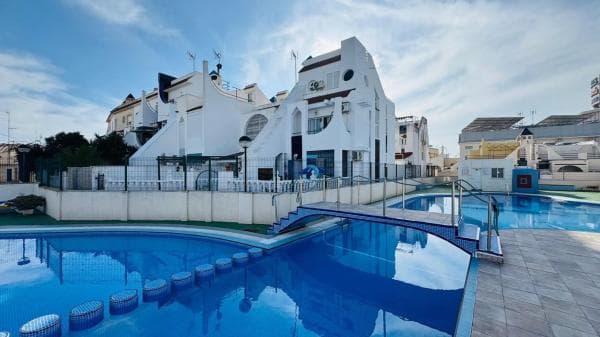 Chalet independiente en venta en Barrio La Siesta - El Salado - Torreta, Torrevieja
photo 1