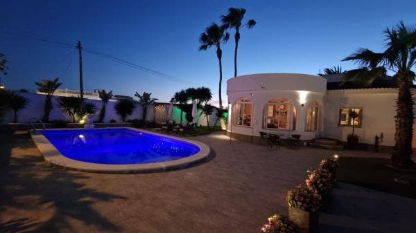 Chalet independiente en venta en Barrio La Siesta - El Salado - Torreta, Torrevieja
thumbnail 1