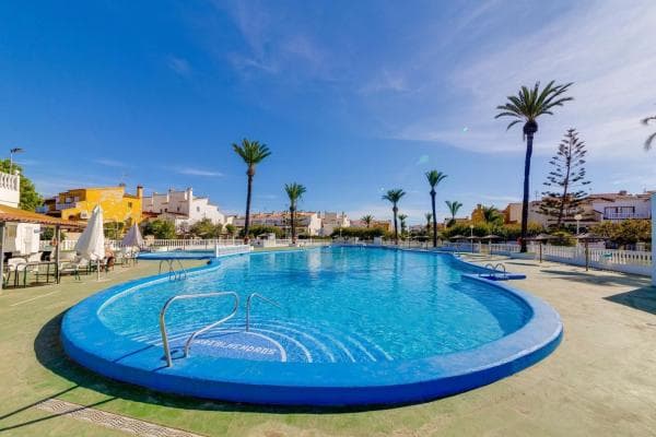 Chalet independiente en venta en Barrio La Siesta - El Salado - Torreta, Torrevieja
photo 1