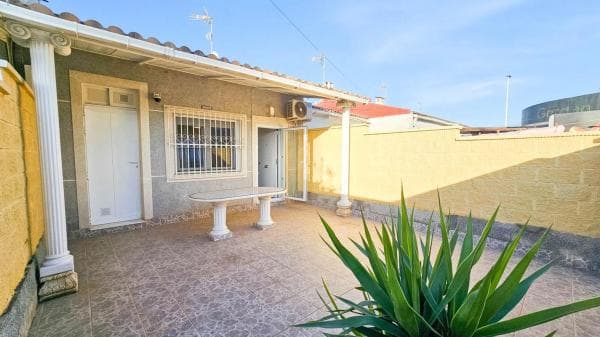 Chalet independiente en venta en Barrio La Siesta - El Salado - Torreta, Torrevieja
photo 1