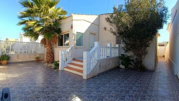 Chalet independiente en venta en Barrio La Siesta - El Salado - Torreta, Torrevieja
photo 1