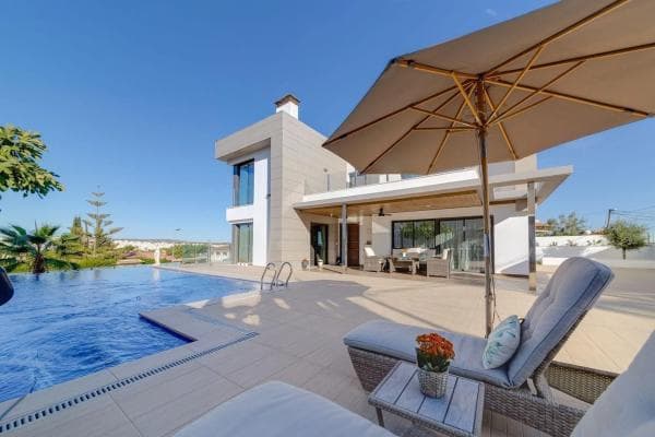 Chalet independiente en venta en Barrio Los Balcones - Los Altos del Edén, Torrevieja
thumbnail 1