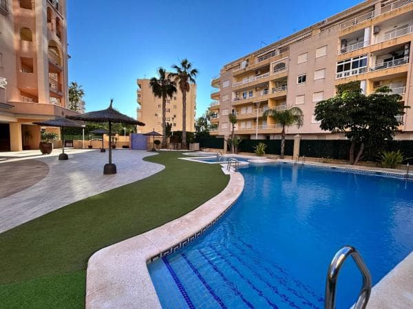 Venta de piso en Avenida Roentgen, 3, Torrevieja
thumbnail 1