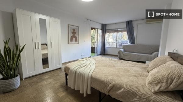 Habitación en piso compartido en alquiler en Aiora, Valencia. thumbnail 2