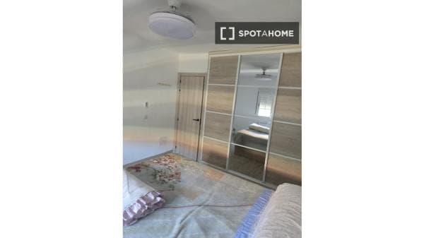 Habitación en piso compartido en madrid. thumbnail 1