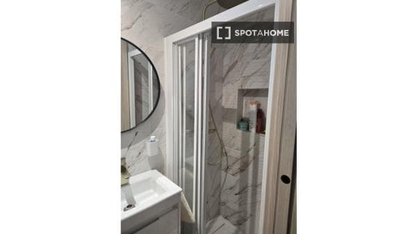 Habitación en piso compartido en madrid. thumbnail 2