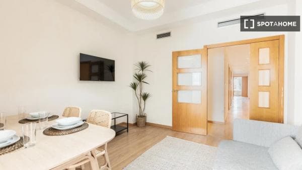 Se alquila habitación en piso compartido de 6 habitaciones en Valencia. thumbnail 2