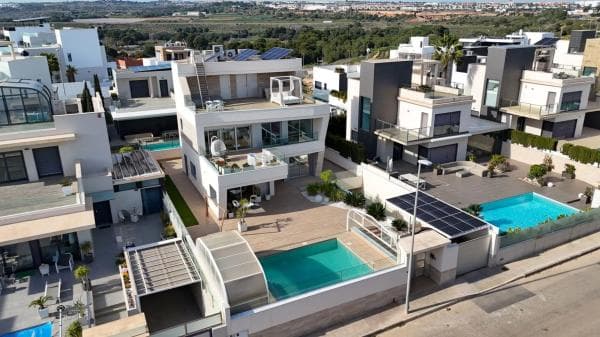 Independent chalet for sale in Barrio Campoamor, Orihuela
thumbnail 1