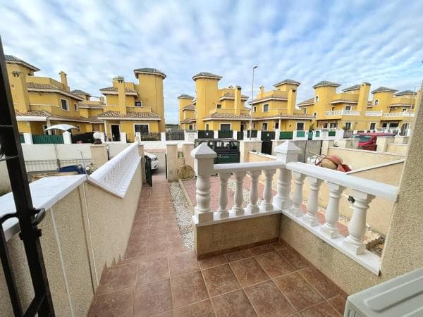 Chalet pareado en calle Vigo thumbnail 2