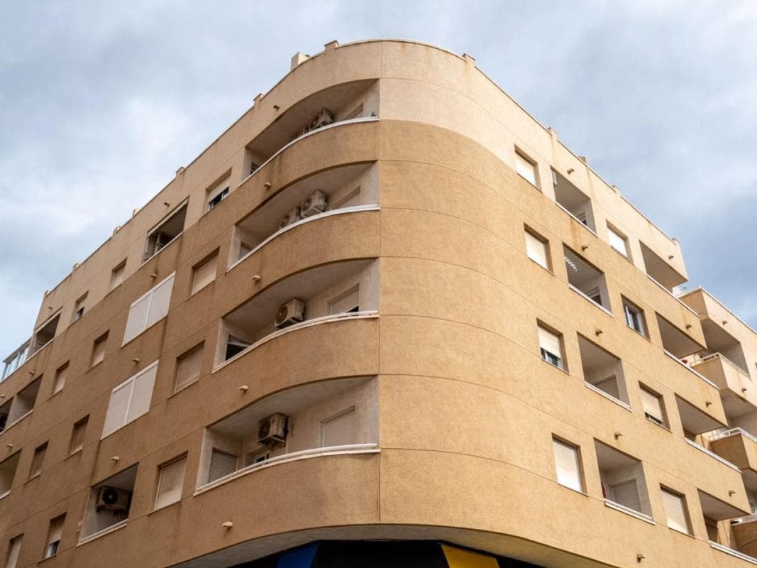 Sale of apartment in Calle Joaquín Chapaprieta, Torrevieja
photo 2