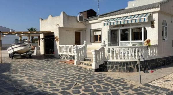 Chalet independiente en venta en Barrio La Siesta - El Salado - Torreta, Torrevieja
thumbnail 1
