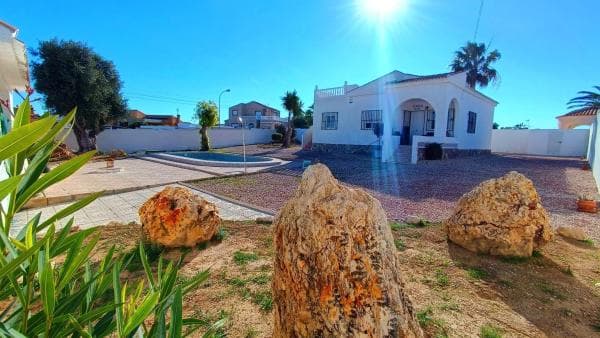 Chalet independiente en venta en Barrio La Siesta - El Salado - Torreta, Torrevieja
photo 1