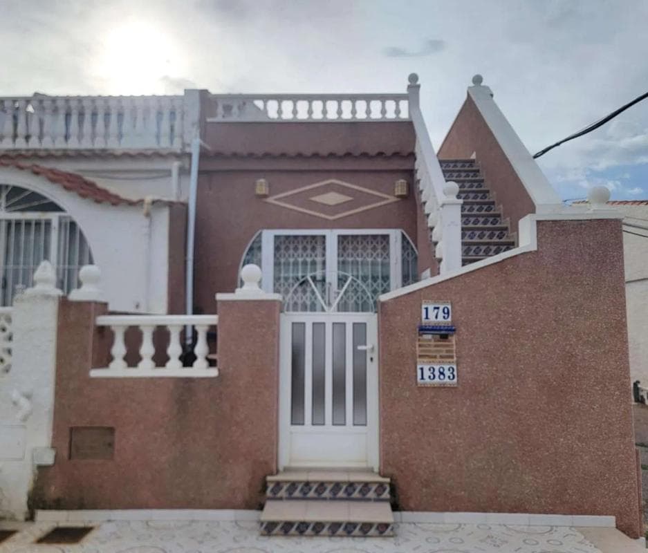 Venta de chalet adosado en Avenida Adradas , Torrevieja photo 2