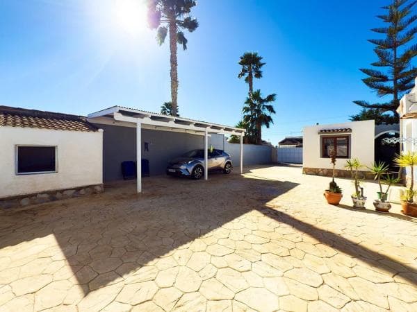 Chalet independiente en venta en Barrio La Siesta - El Salado - Torreta, Torrevieja
photo 1