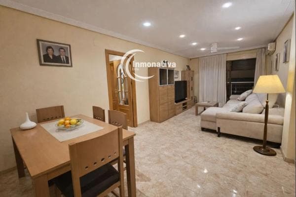 Venta de piso en Barrio San Crispín, Elche / Elx
thumbnail 1