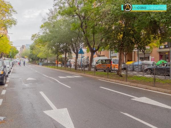 Local en avenida Pintor Baeza thumbnail 1