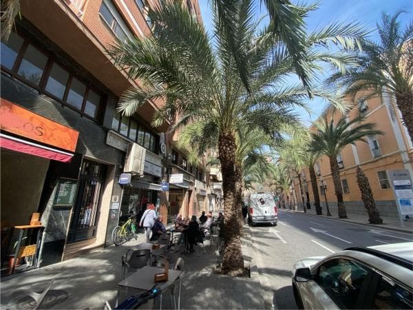 Local en calle San Vicente thumbnail 2