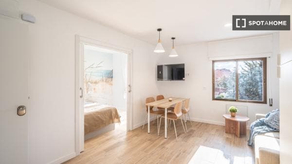 Estudio en alquiler en C. Piqueñas, Madrid thumbnail 1