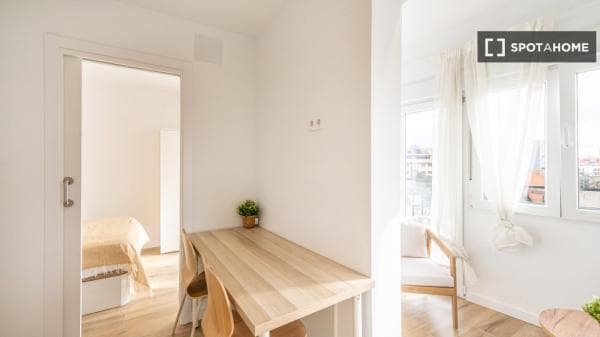 Estudio en alquiler en C. Piqueñas, Madrid thumbnail 1