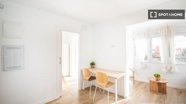 Estudio en alquiler en C. Piqueñas, Madrid thumbnail 2