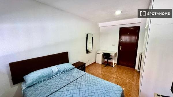 Habitación en piso compartido de 3 habitaciones en alquiler en Moscardó photo 1