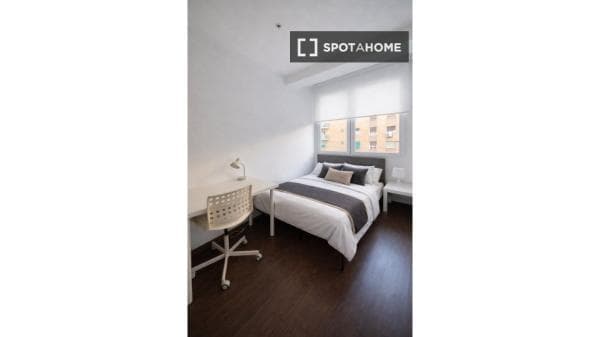 Habitación en piso compartido de 6 habitaciones en alquiler en Imperial, Madrid thumbnail 1