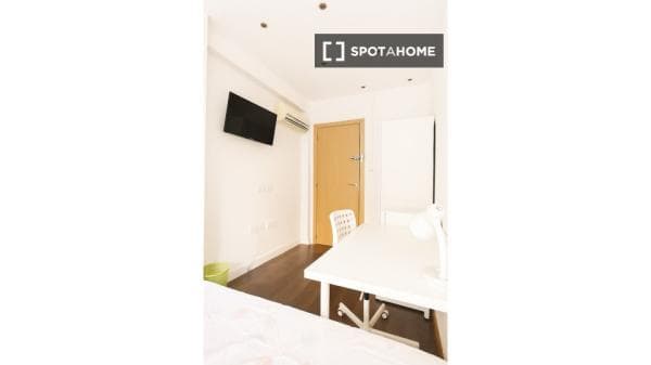 Habitación en piso compartido de 6 habitaciones en alquiler en Imperial, Madrid thumbnail 2