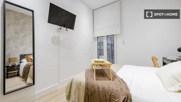 Habitación en piso compartido de 9 habitaciones, Recoletos, Madrid thumbnail 1