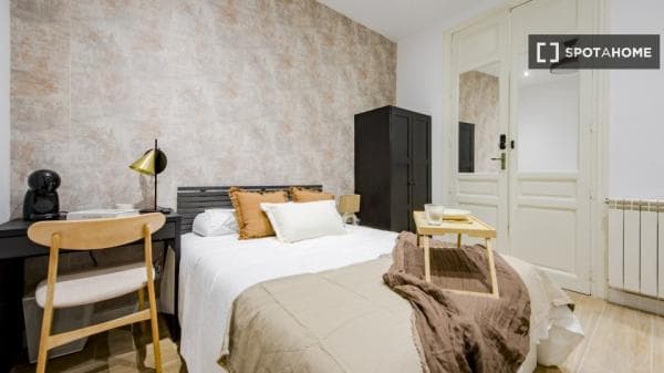 Habitación en piso compartido de 9 habitaciones, Recoletos, Madrid thumbnail 2