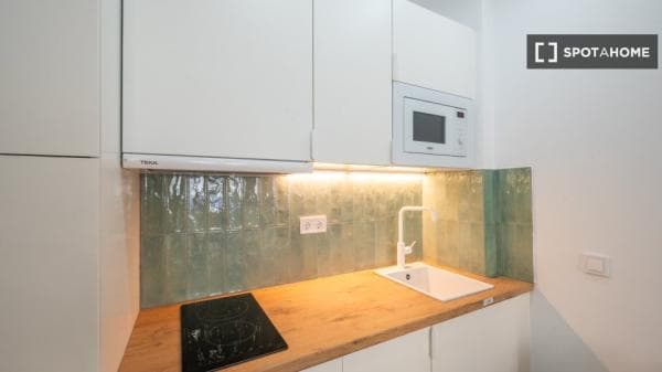 Estudio en alquiler en C. Piqueñas, Madrid thumbnail 1