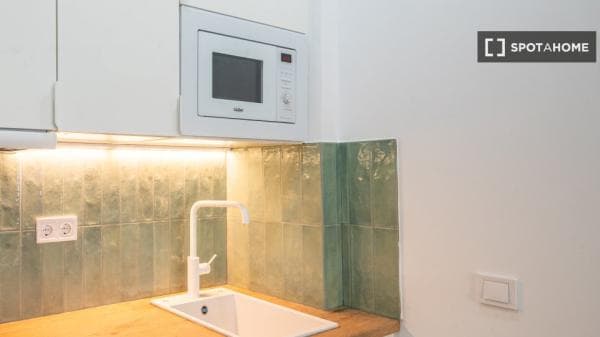 Estudio en alquiler en C. Piqueñas, Madrid thumbnail 2