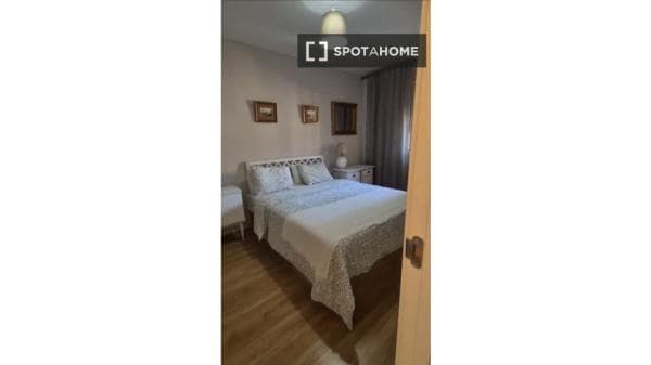 Habitación en piso compartido en madrid. photo 1