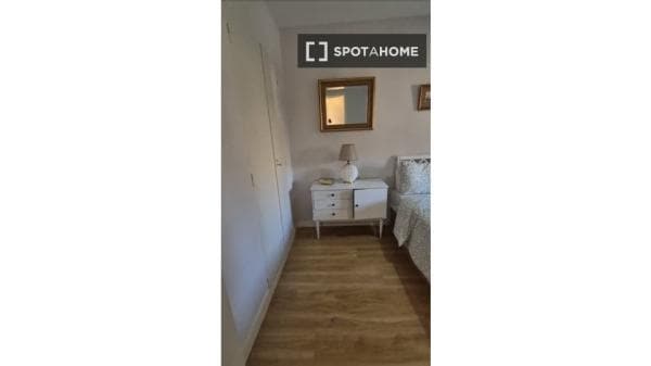 Habitación en piso compartido en madrid. thumbnail 1