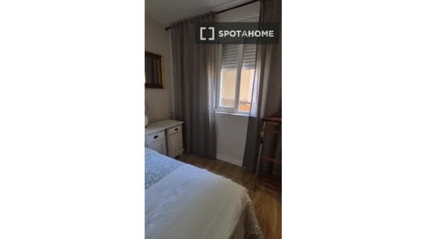 Habitación en piso compartido en madrid. thumbnail 2
