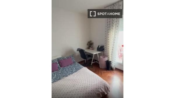 Habitación en piso compartido en madrid. thumbnail 1