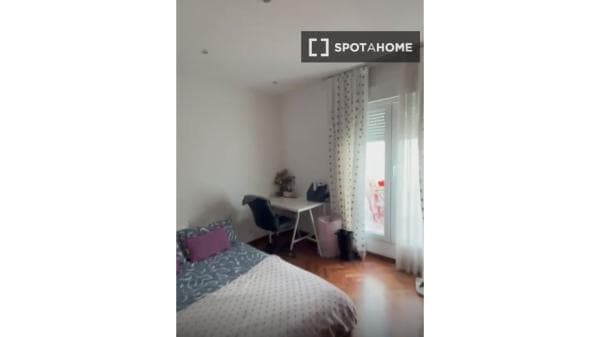 Habitación en piso compartido en madrid. thumbnail 2