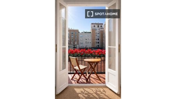 Habitación en piso compartido en barcelona. thumbnail 2