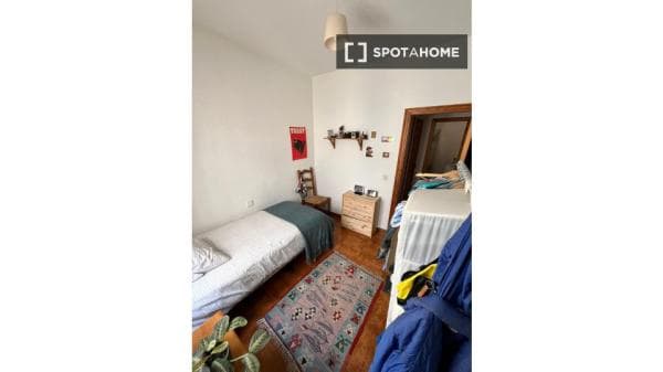 Habitación en piso compartido en madrid. thumbnail 1