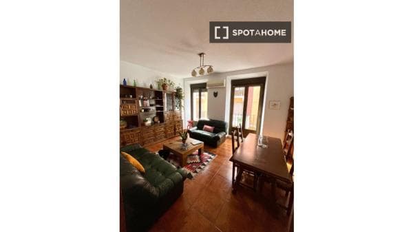Habitación en piso compartido en madrid. thumbnail 2