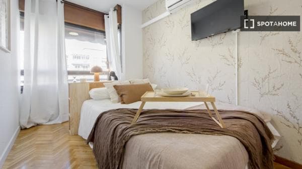 Habitación en alquiler en Chamartín thumbnail 1