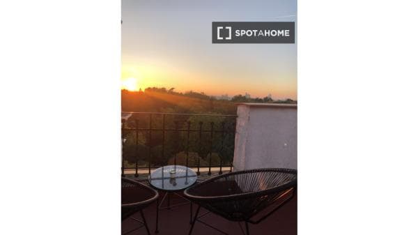 Habitación en piso compartido en madrid. photo 1