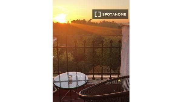 Habitación en piso compartido en madrid. thumbnail 2