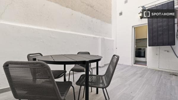 Piso en alquiler en C. de Oltra , Madrid thumbnail 1