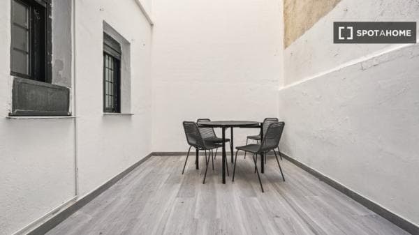 Piso en alquiler en C. de Oltra , Madrid thumbnail 2