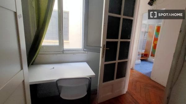 Habitación en piso compartido de 10 habitaciones en alquiler en Arapiles thumbnail 1